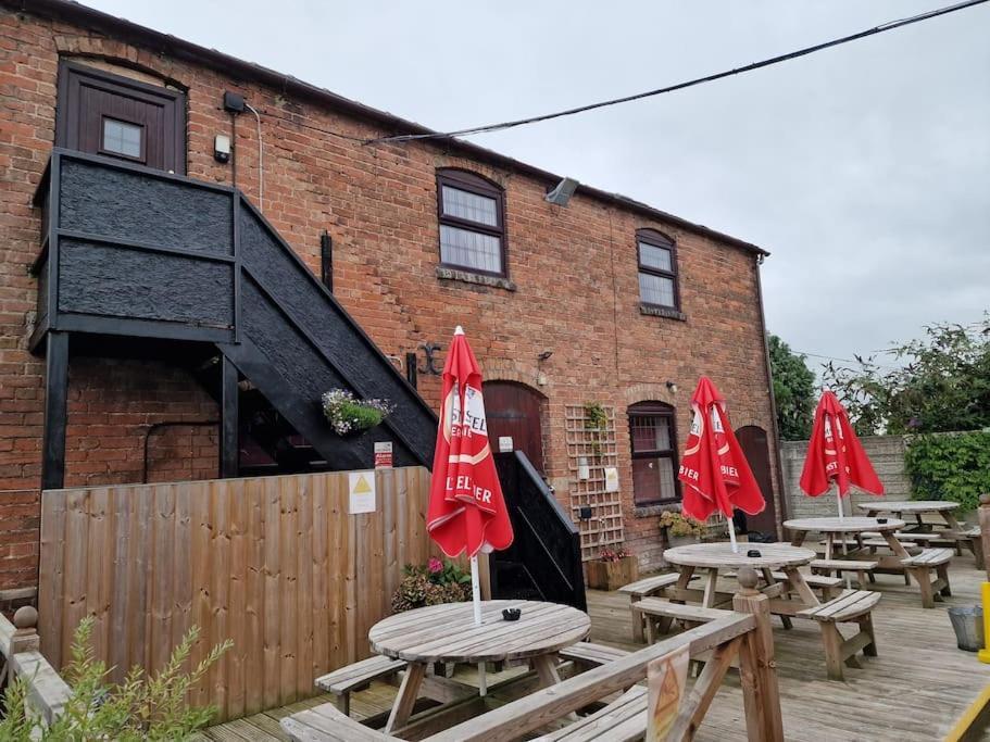 Joiners Arms - Studio Apartments Market Drayton Kültér fotó