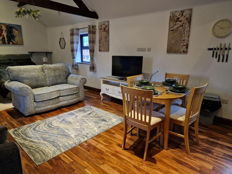 Joiners Arms - Studio Apartments Market Drayton Kültér fotó